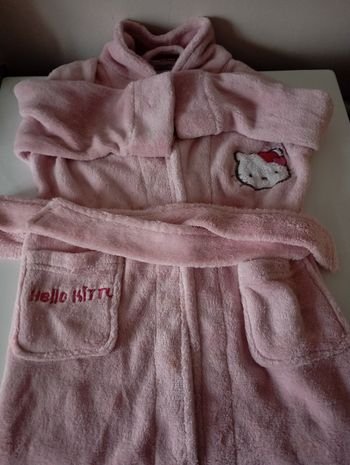 Robe de chambre rose clair 4 ans  polyester 2 poches et une ceinture.Hello Kitty. Très bon état