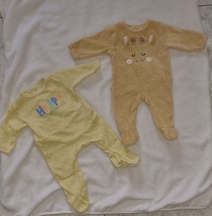 Lot 2 pyjamas / dors bien 1 mois