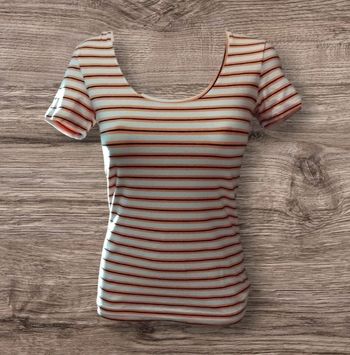 Haut ajusté marin à rayures colorées