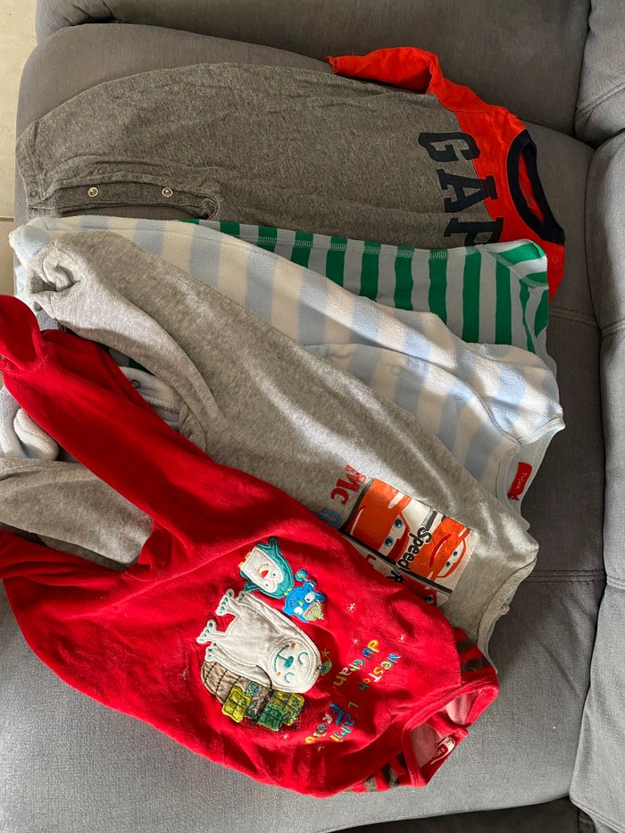 Lot de 5 pyjamas en très bon état