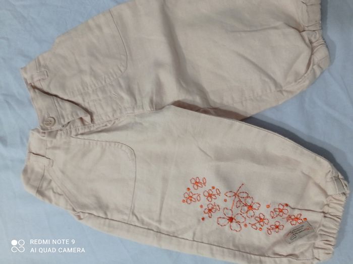 le pantalon de chez Absorba en velours cotelé fin  taille élastique  petit volant sur les cuisses  l - photo numéro 3
