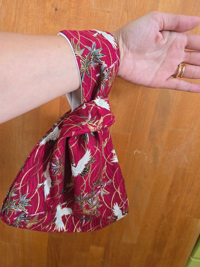 Sac de poignet rouge blanc et doré