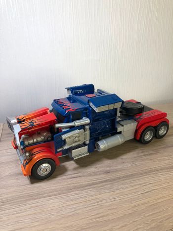 Figurine Transformers 2010 hasro optimus prime camion transformable