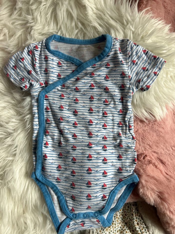 Lot de 5 bodys Manches courtes 6 mois - photo numéro 2