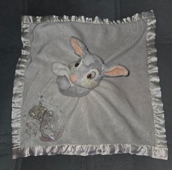 Doudou Lapin Thumper carré plat gris et satin- Disneyland 