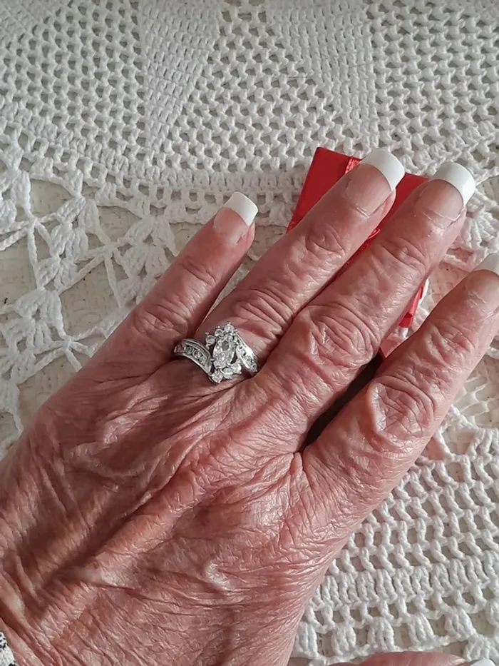 Bague avec grande pierre au centre d'un carré, strass, taille 60, argentée - photo numéro 5