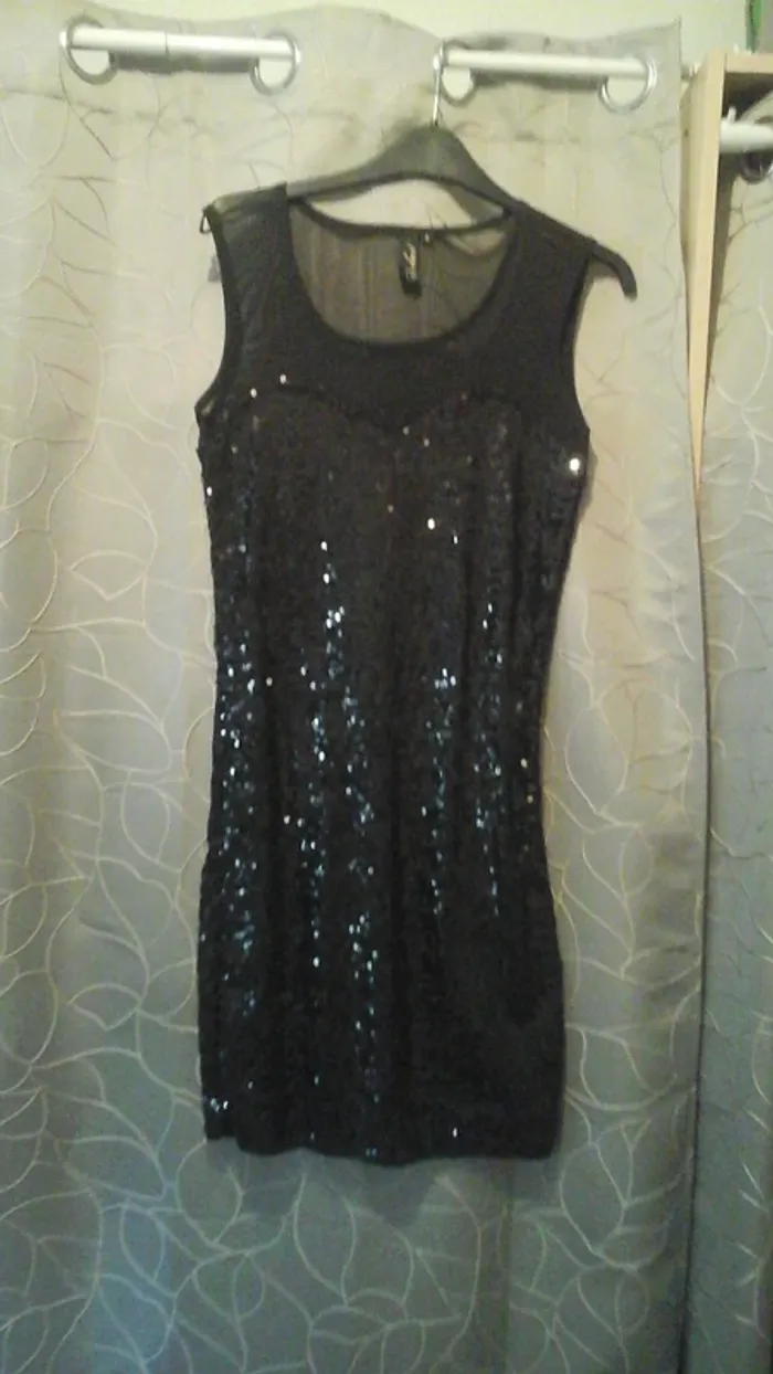 Robe noire paillettes rondes - photo numéro 5