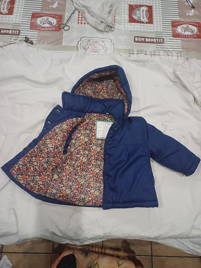 Manteau bleu marine fleuri 9 mois neuf