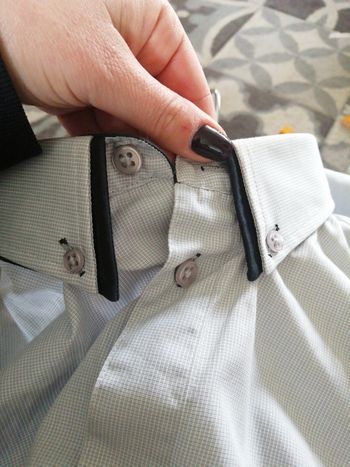 Jolie chemise à liserés noirs