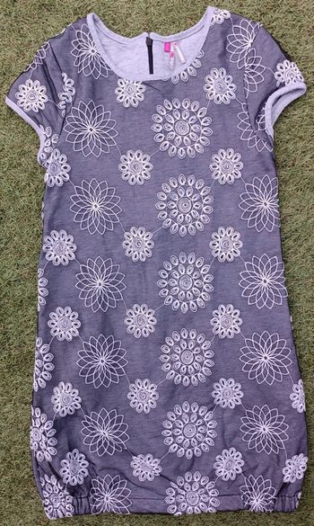 Jolie robe brodée et tulle