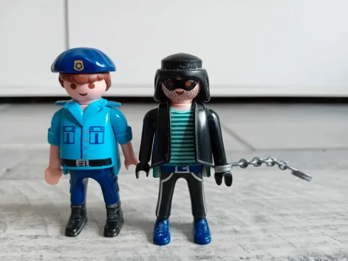 Policier playmobil