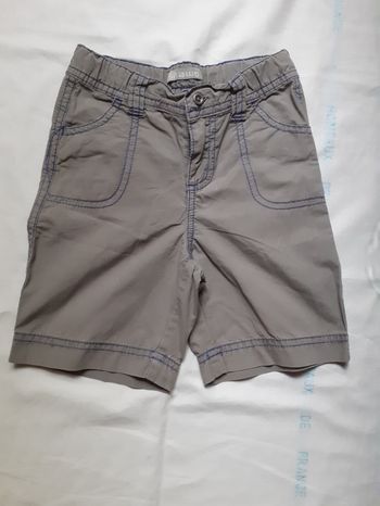 Short gris avec surpiqûres bleues