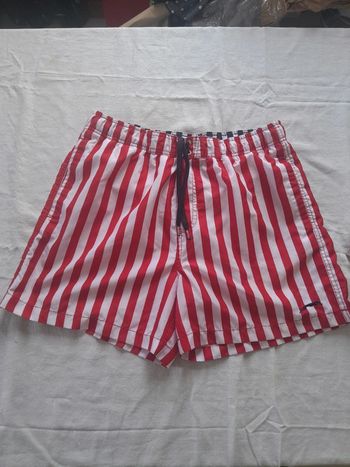 Short de bain rayé rouge status beach