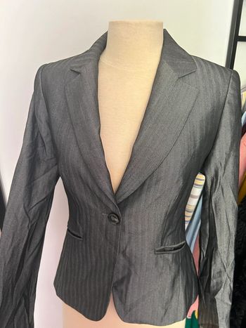 Veste blazer grise brillante effet satiné avec épaules structurées