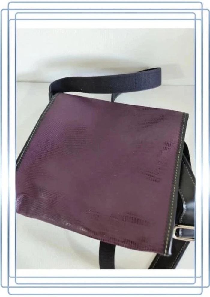 Sac à bandoulière violet Soco, bon état extérieur mais usé à l'intérieur 24x20cm - photo numéro 3