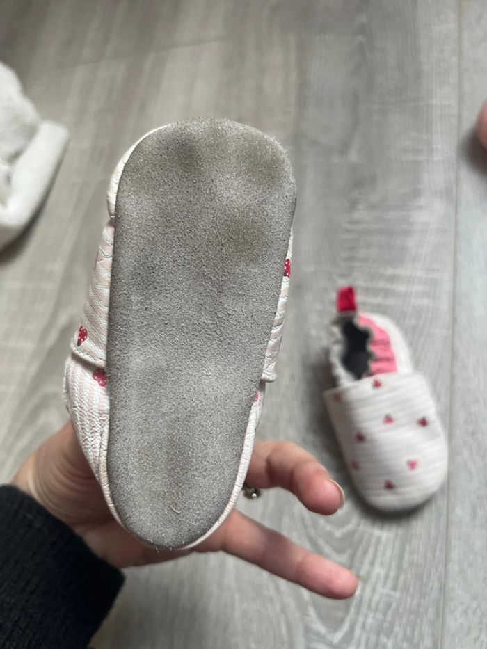 Lot 2 paires chaussons  bébé fille 6-12 mois - photo numéro 2