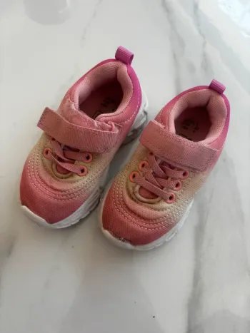 Baskets rose bébé fille