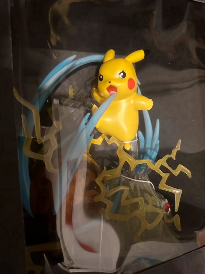 NEUF Grande Figurine Collector Lumineuse Pokémon Pikachu 33 cm Sélect Light FX - photo numéro 2