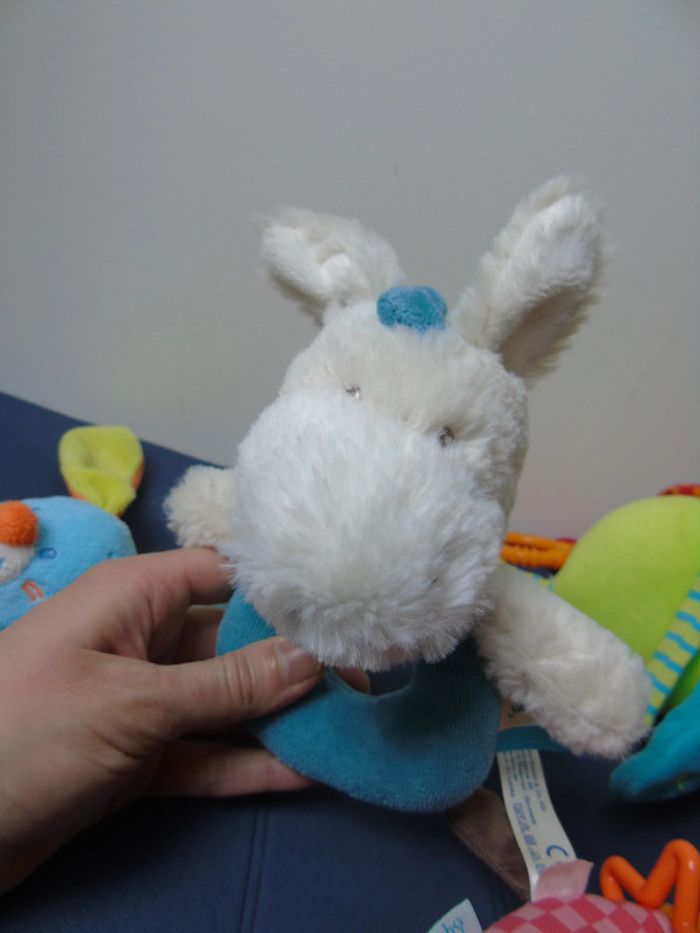Lot de 3 doudous hochets et 1 peluche musicale - photo numéro 2