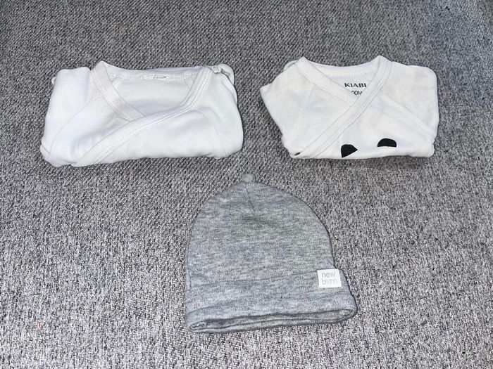 Lots de 2 bodies et 1 bonnet MIXTE taille naissance