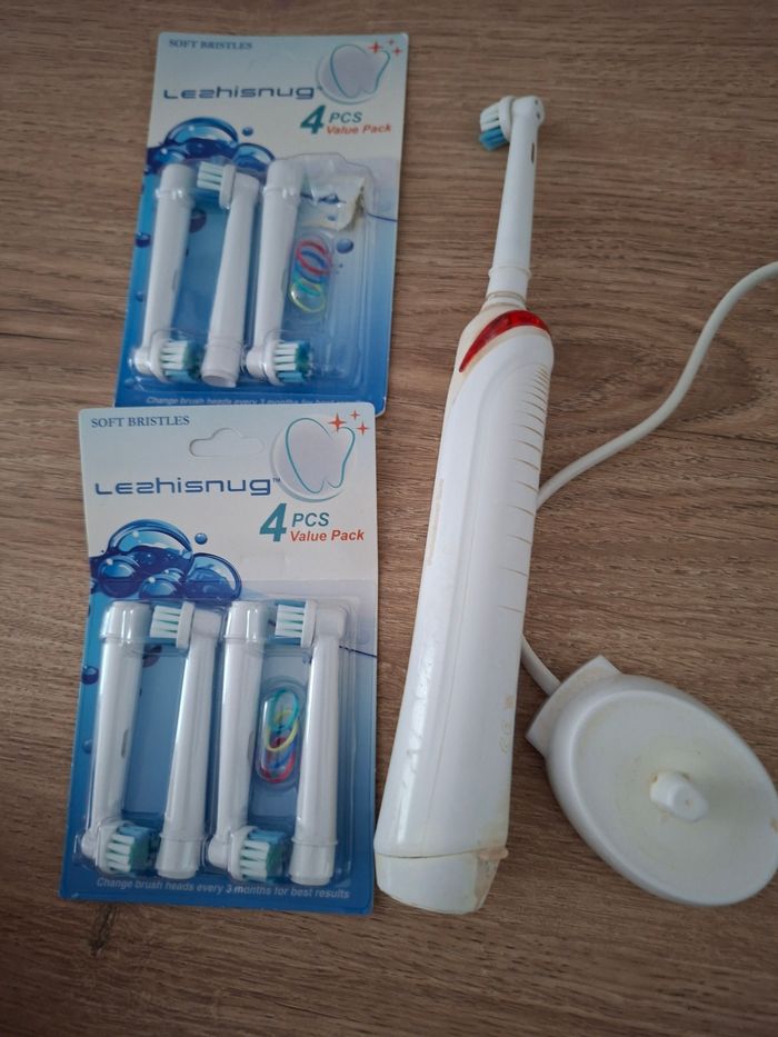 Brosse à dent électrique oral b avec brossettes chargeur - photo numéro 5
