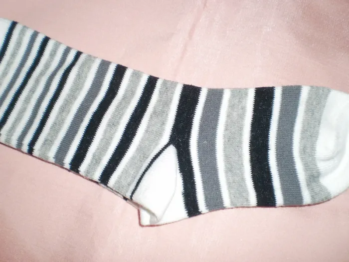 lot chaussette MONOPRIX KIDS T23/26 UNE PAIRE ET L autre pas de marque - photo numéro 2