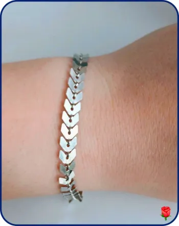 Bracelet argenté flèche tendance – discret, chic et féminin