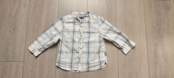 Tres belle chemise blanche a rayure bleu marine et camel. Garçon 24 mois. Marque Kiabi