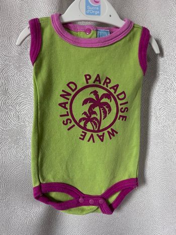 Bodys sans manche vert et rose 1 mois 