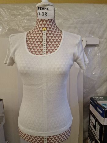 Tee-shirt, blanc, en coton, en très très bon état, longueur 55cm, marque La Redoute =4€