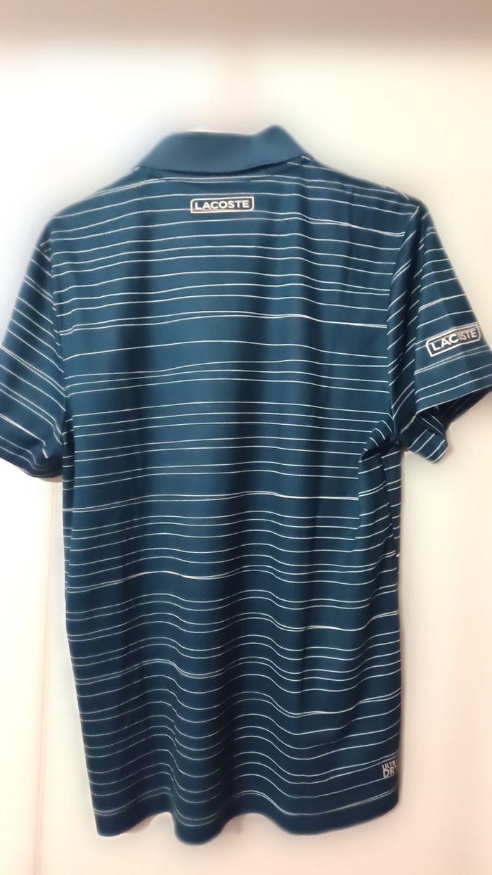 Polo Lacoste en très bon état,  à très très peu servi en raison de ma rapide  prise de poids  soudaine🥲 - photo numéro 2