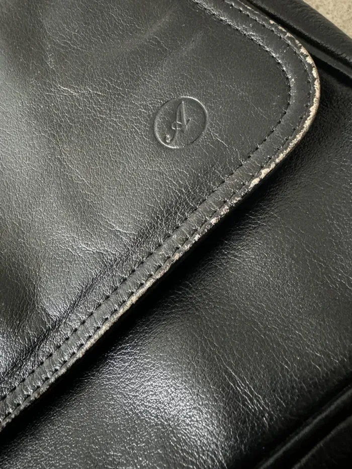 Sac à bandoulière noir, bon état mais il y a des marques d'usures, 24x16cm - photo numéro 3