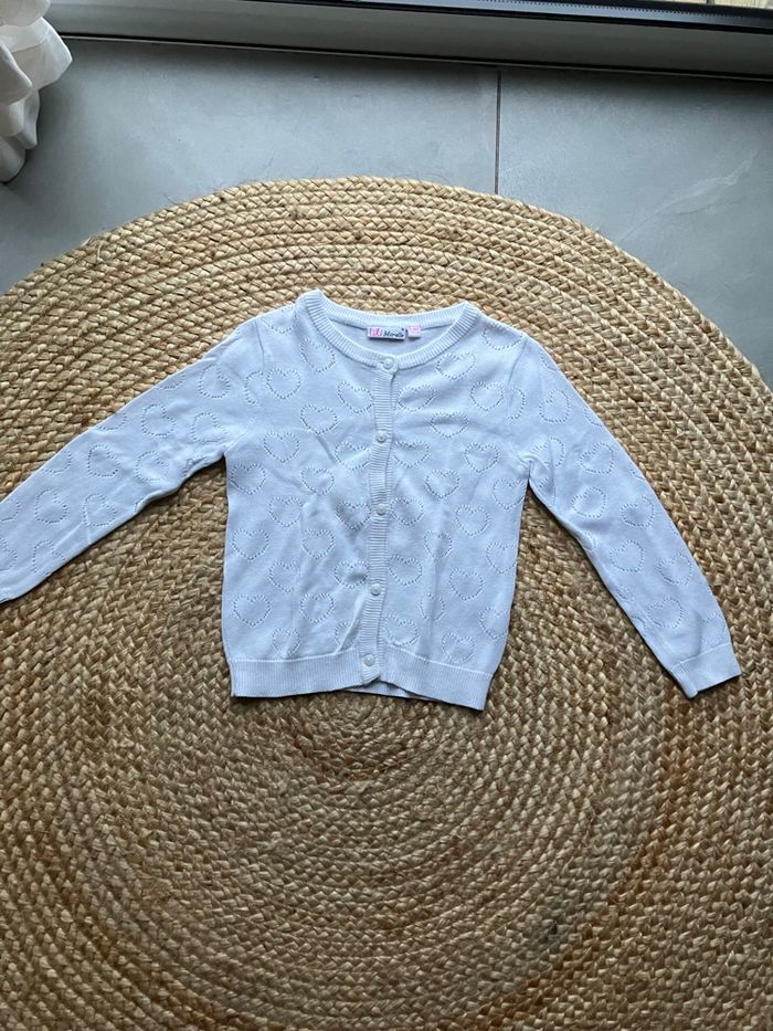 Gilet blanc à motifs cœurs Lili Marelle 5 ans. Porté mais en bon état