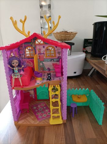 Maison Enchantimals avec 1 poupée et 1 petit chat et accessoires
