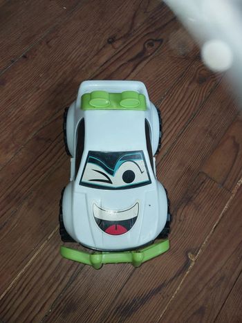 Grosse voiture en plastique