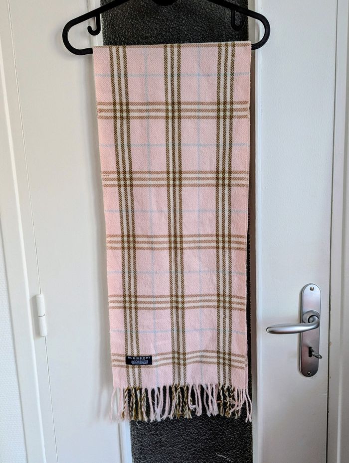 Écharpe Burberry rose en cachemire