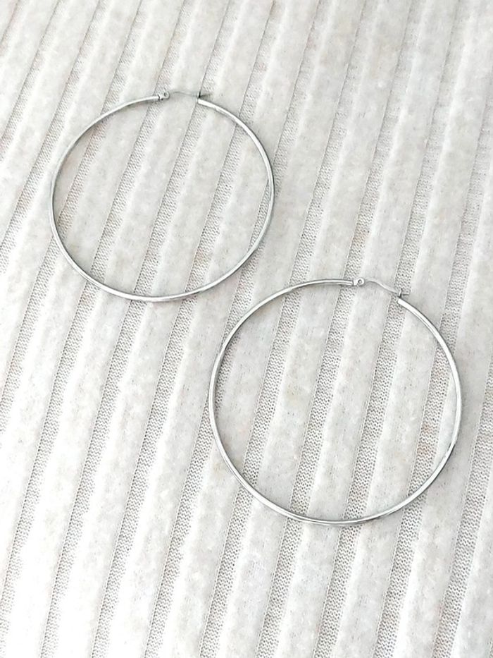 Magnifique paire de créoles couleur argenté - photo numéro 3