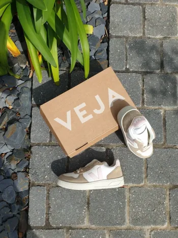 Veja V10 White Petal Sahara