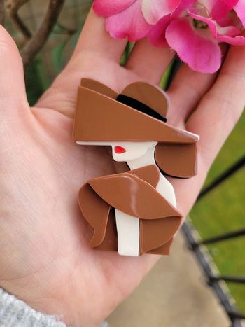 Broche dame au grand chapeau marron
