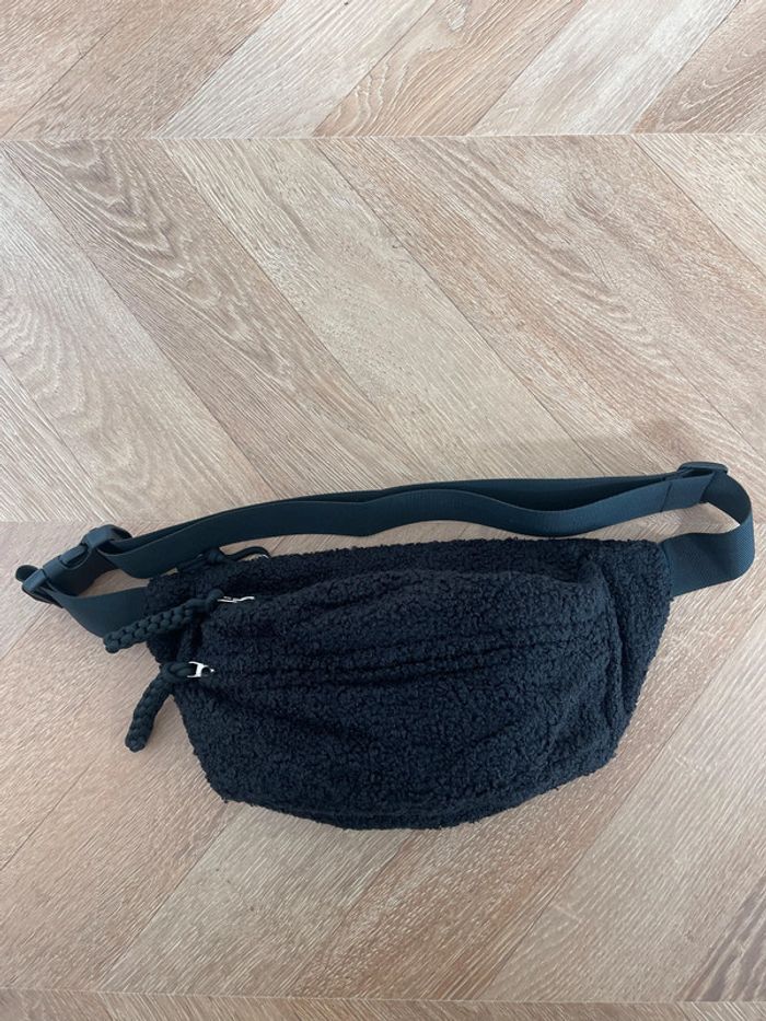 Sac besace noir effet moumoute banane