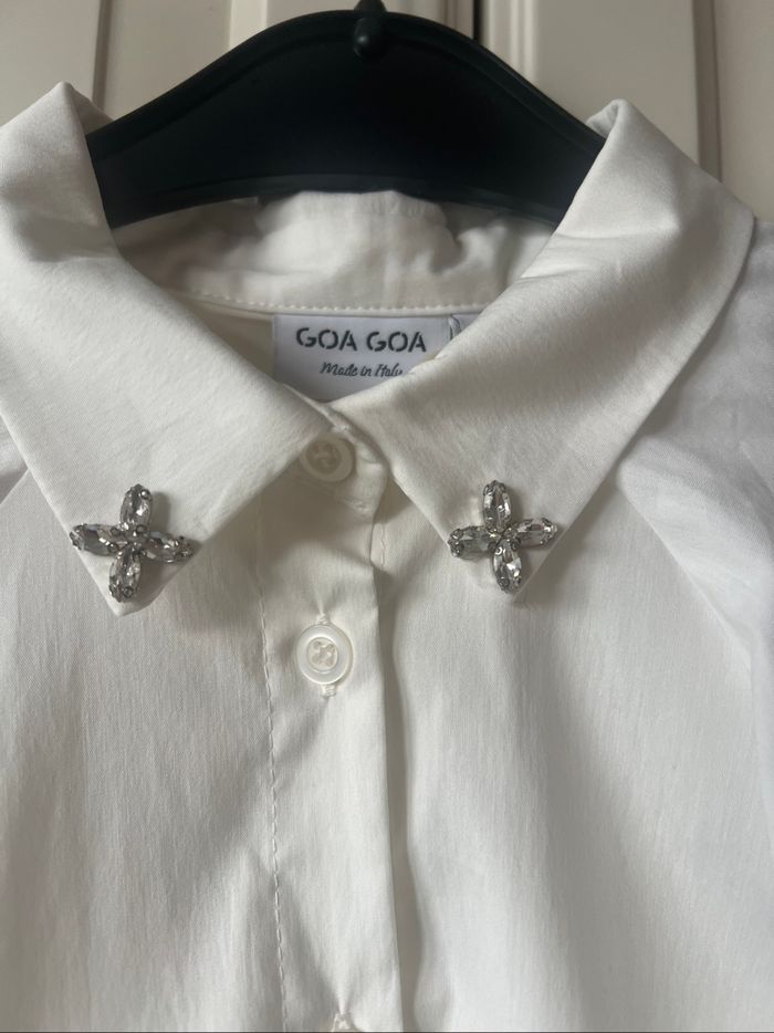 Chemise blanche avec jolis strass sur le col - photo numéro 3