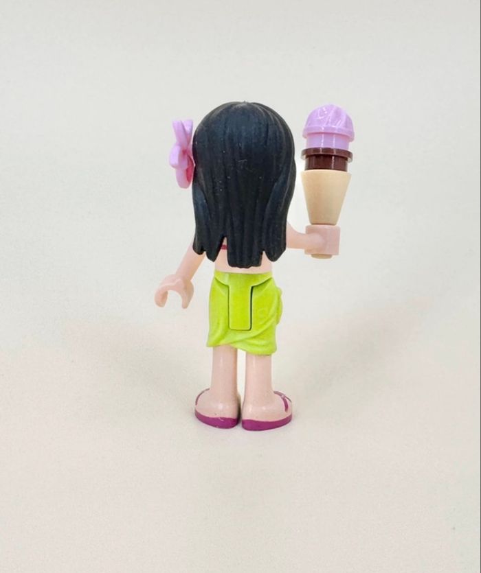 Lego Figurines Friends : Martina mange une glace fraise / chocolat - photo numéro 4