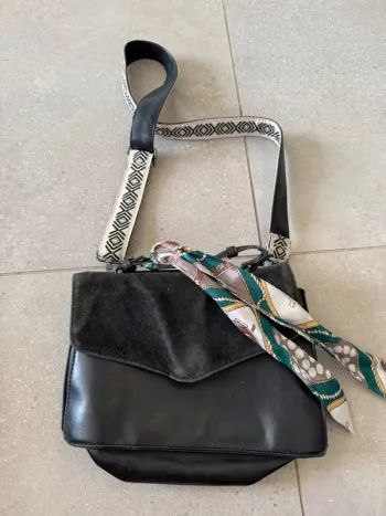 Sac à bandoulière noir Naf Naf 28x18cm, il ya des marques d'usures,