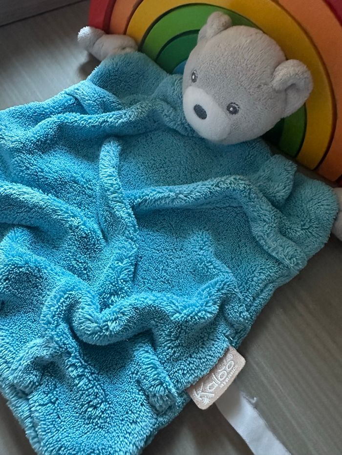 Doudou plat ours plume bleu Indigo Kaloo - photo numéro 3