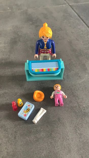 Playmobil maman, bébé, table à langer