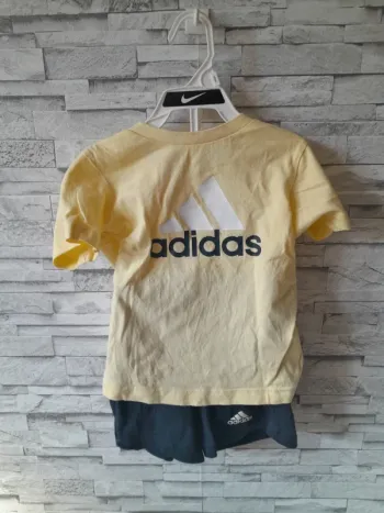 Ensemble short + t-shirt marque Adidas - Très bon état- Taille 24 mois