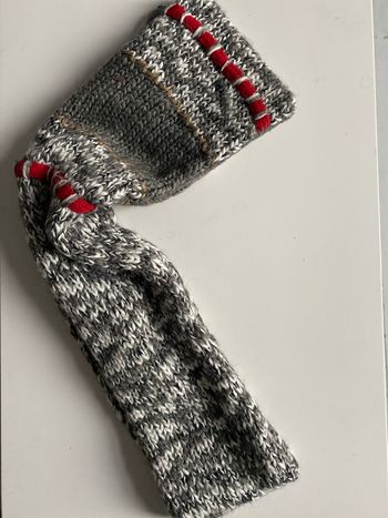 Écharpe en mailles doublée de polaire grise blanche et rouge