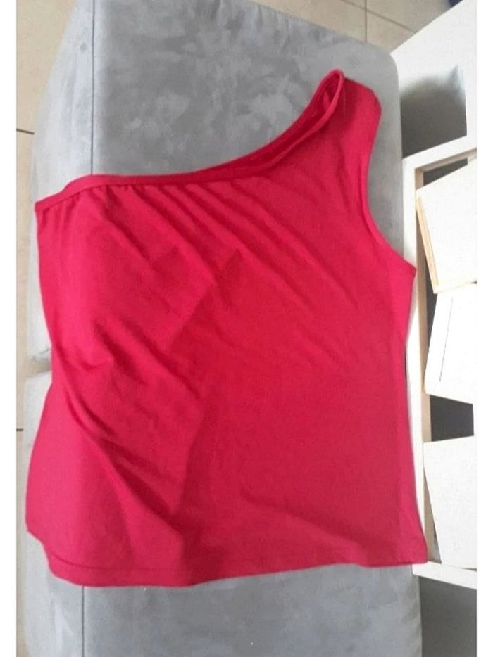 Top asymétrique épaule nue taille 42