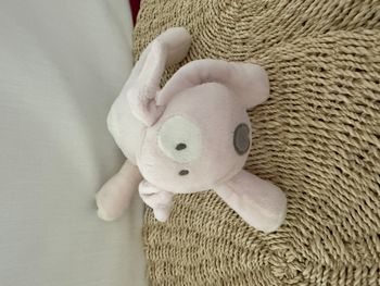 Doudou chien couché rose cocard blanc OBAIBI