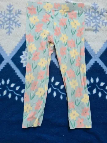 Legging vert motif fleur rose et jaune de la marque kiabi en taille 6 ans
